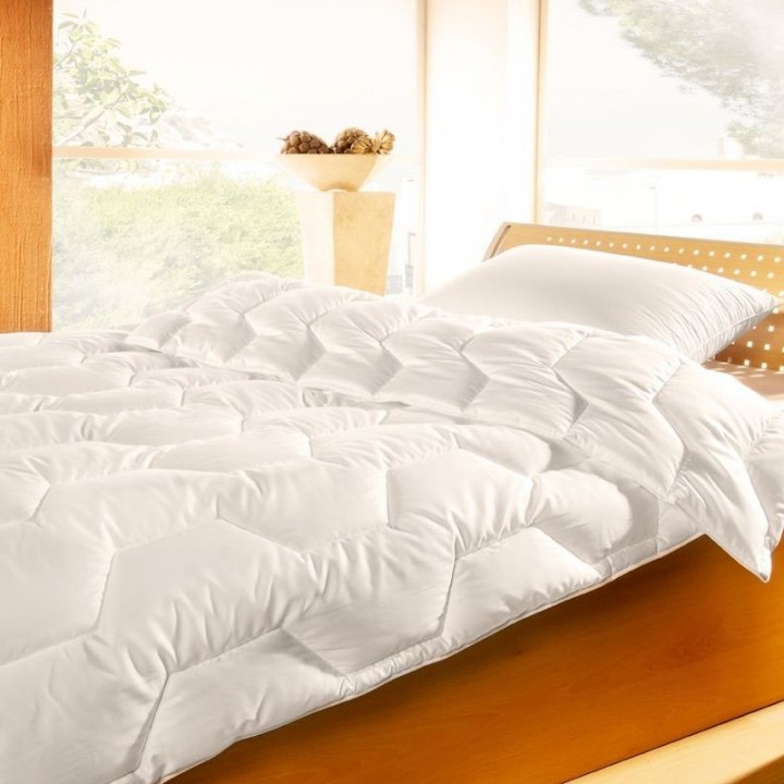 Одеяло стеганое ультралегкое «Summerdream Silk» (200х220 см; наполнитель: 60% шелк, 40% шерсть; чехол: сатин, 100% длинноволокнистый египетский хлопок)