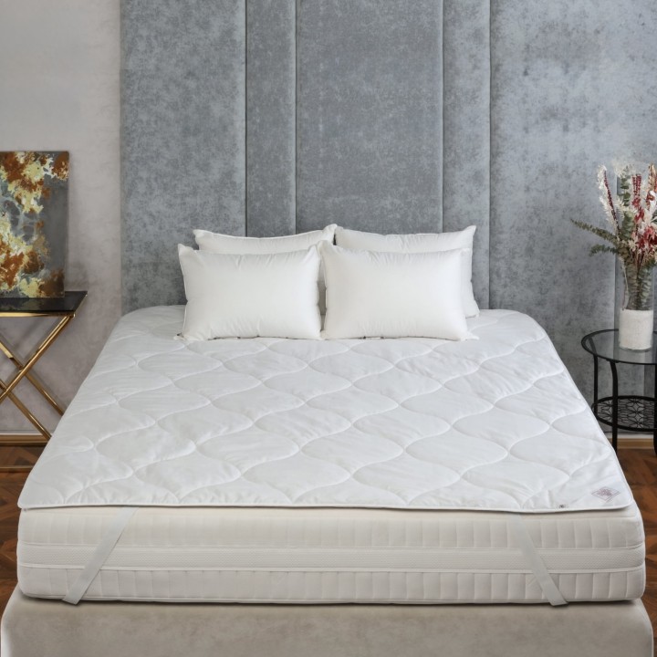 Наматрасник из верблюжьей шерсти «Mattress Camel Wool Grass» с резинками по углам (200х200 см; наполнитель: 100% шерсть верблюжья grass; чехол: сатин, 100% хлопок)